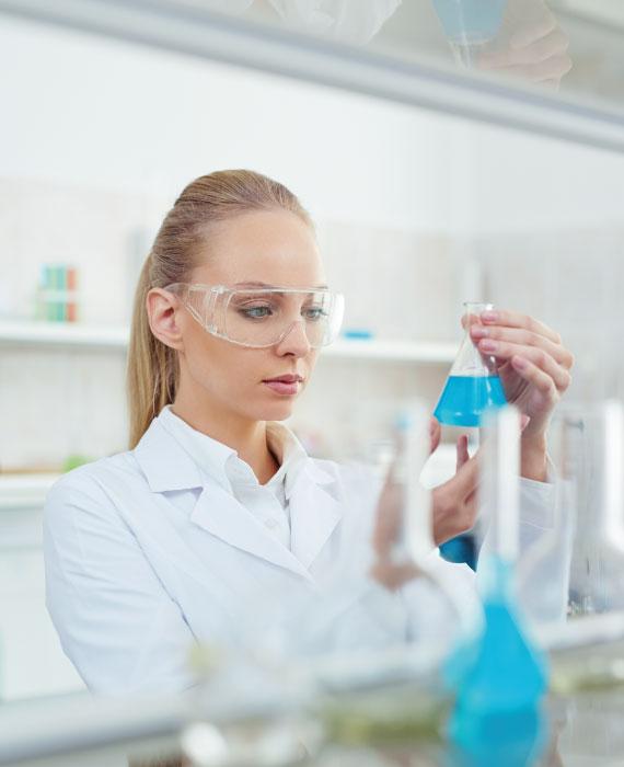 Científica trabajando